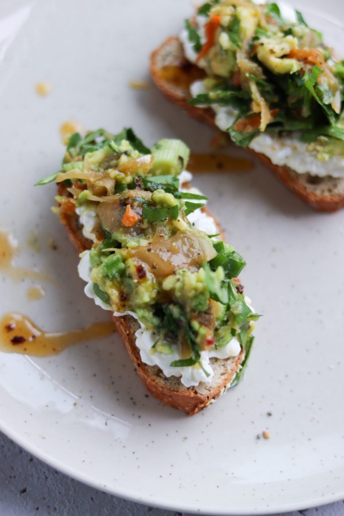 avocadotoast med kimchi