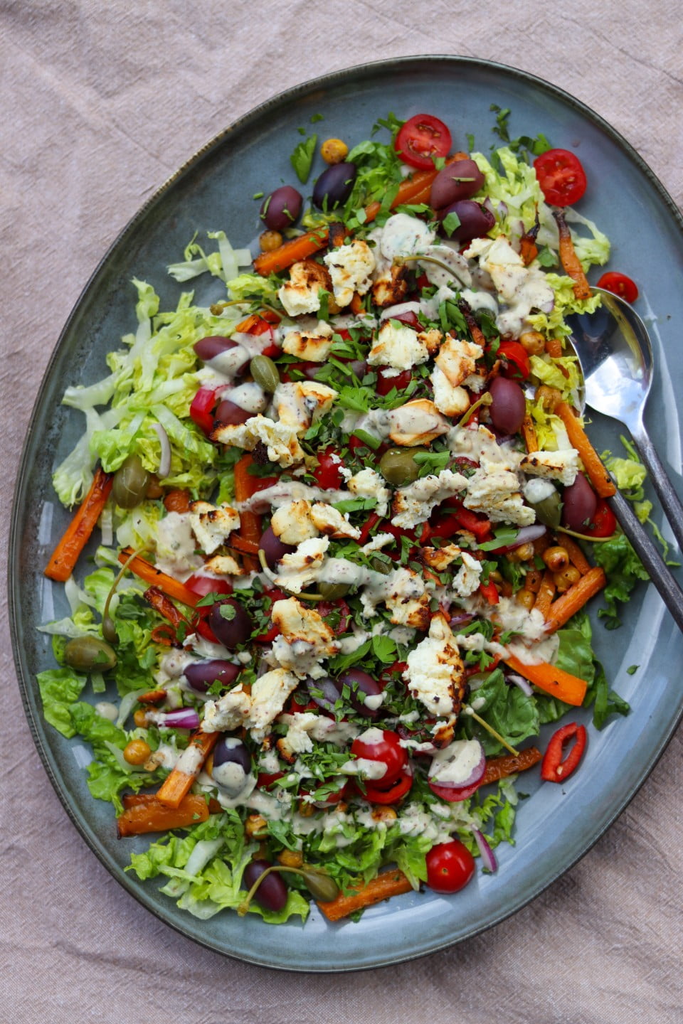 Salat med bagt feta og tahindressing - opskrift på mættende salat