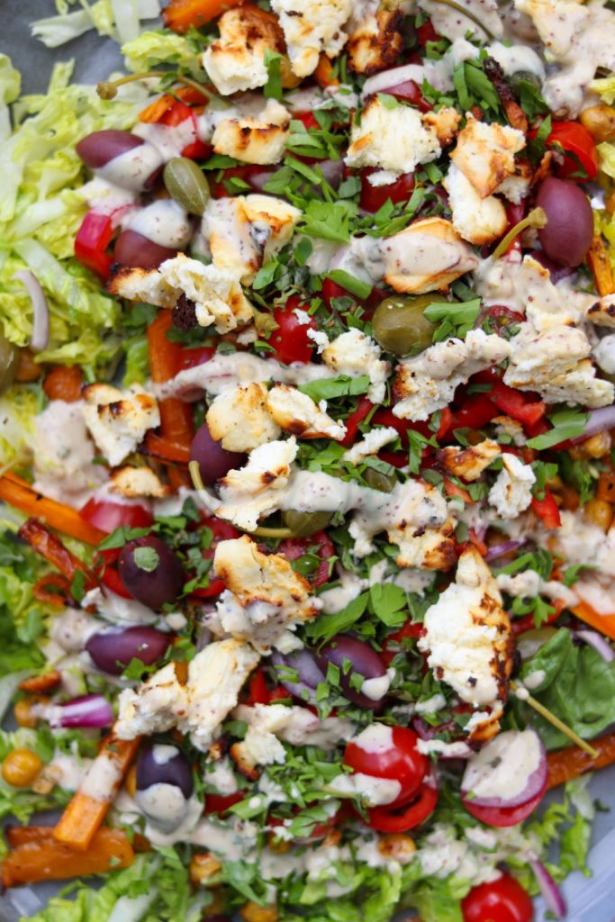 Salat med bagt feta og tahindressing