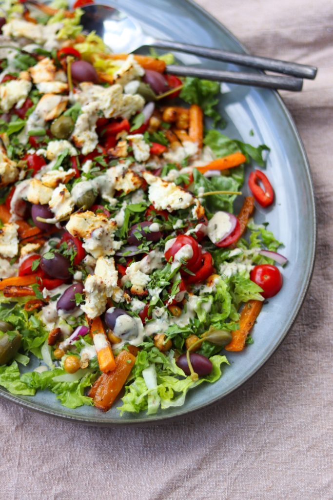 Salat med bagt feta og tahindressing