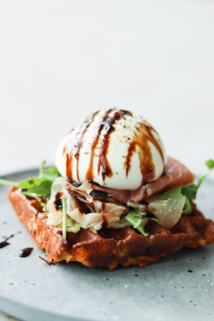 Sød kartoffel vafler med burrata