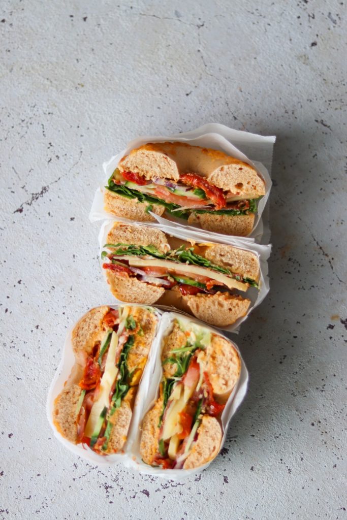 Nemme bagels med salami og chilihummus