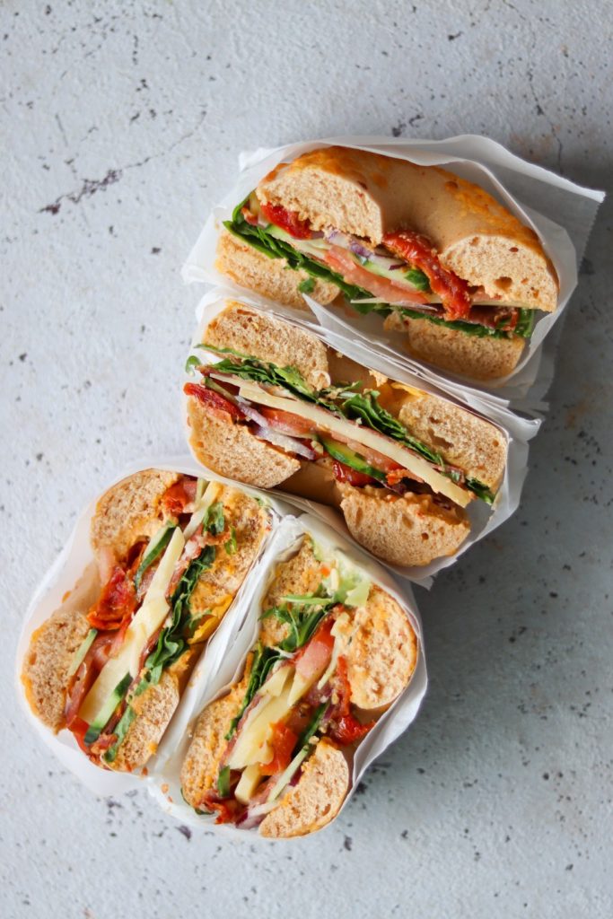 Nemme bagels med salami og chilihummus