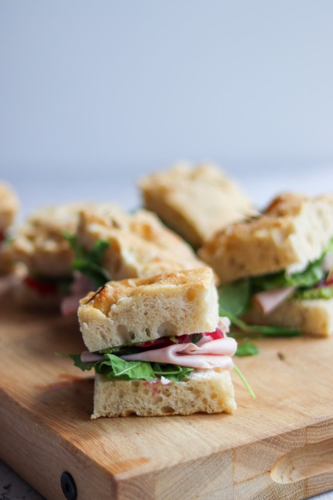 Sandwich med skinke, pesto og syltede rødløg 