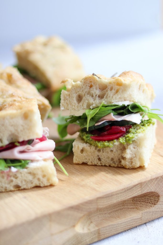 Sandwich med skinke, pesto og syltede rødløg 