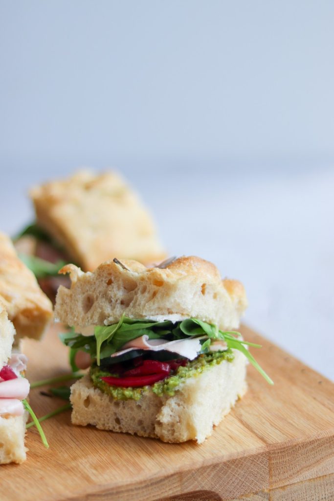 Sandwich med skinke, pesto og syltede rødløg 