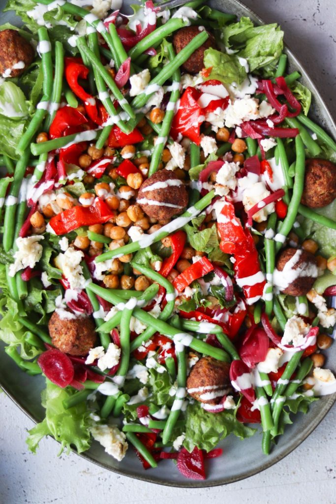 Salat med falafler og bagt feta