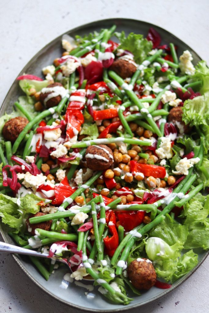 Salat med falafler og bagt feta