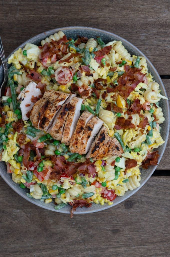 Mad til studenterfest: pastasalat med karrydressing og bacon