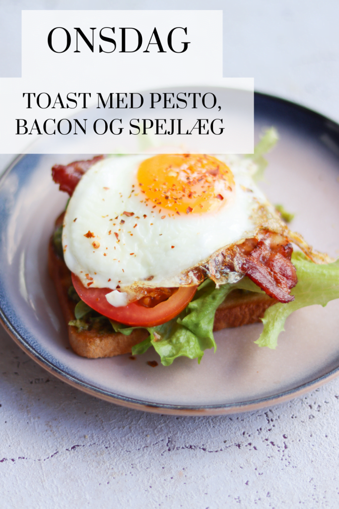 Toast med pesto, bacon og spejlæg Toast med pesto, bacon og spejlæg