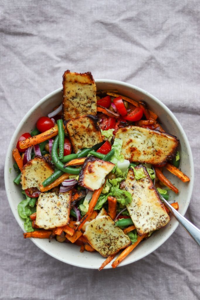 Salat med halloumi chips
