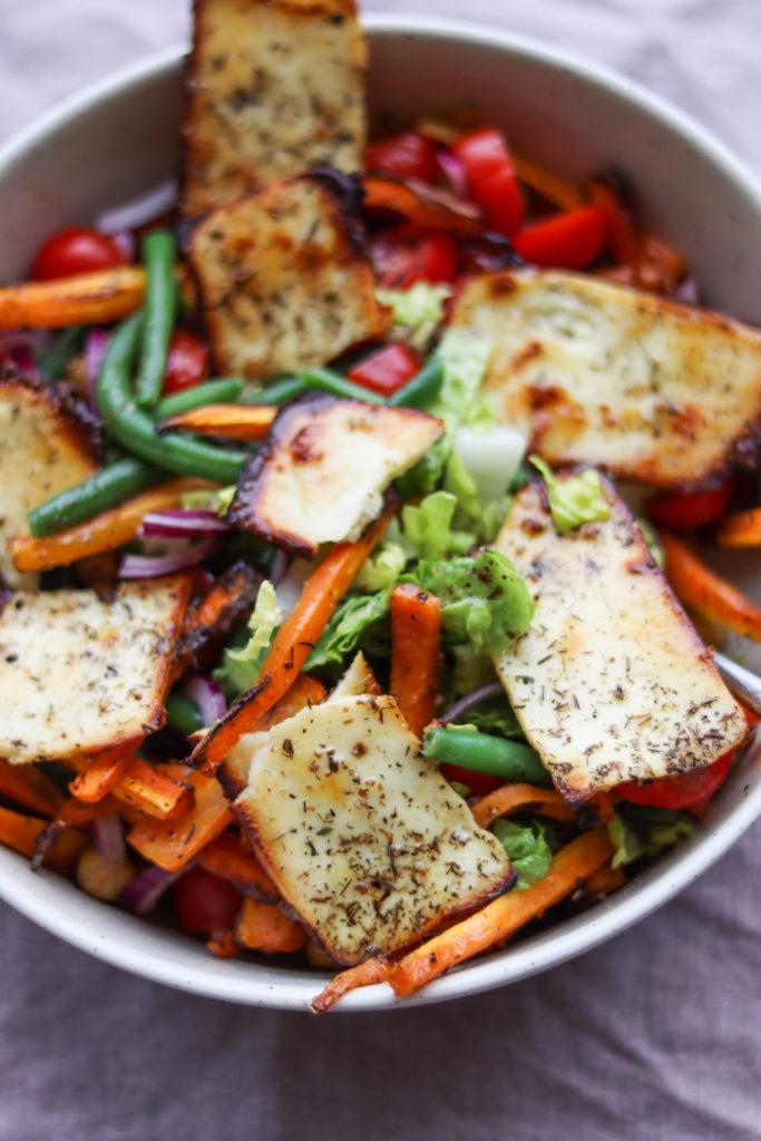 Salat med halloumi chips