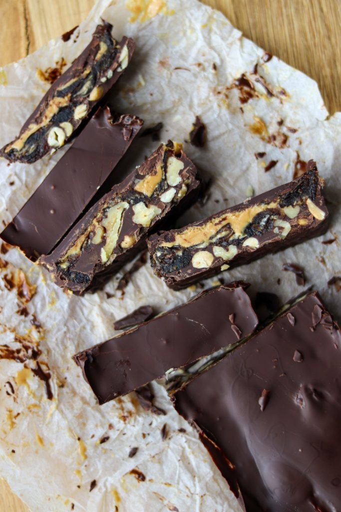 Chokoladebarer med dadler og peanutbutter