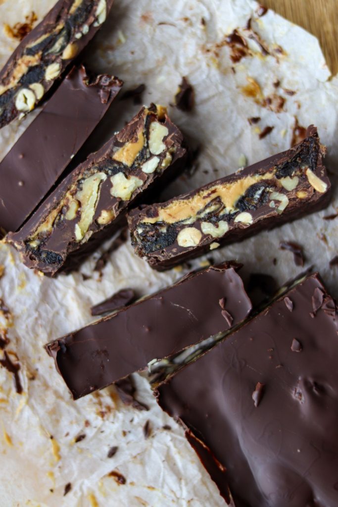 Chokoladebarer med dadler og peanutbutter
