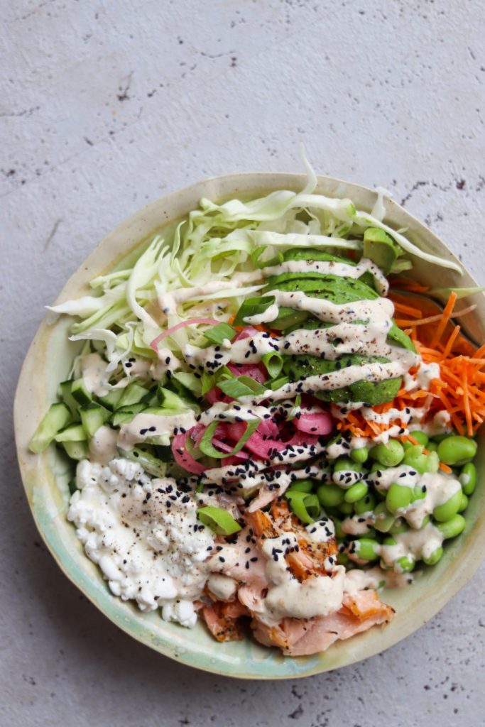Poke bowl med laks og gomadressing