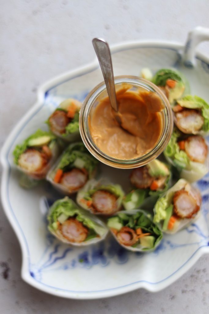 rispapirruller med peanutbutterdressing