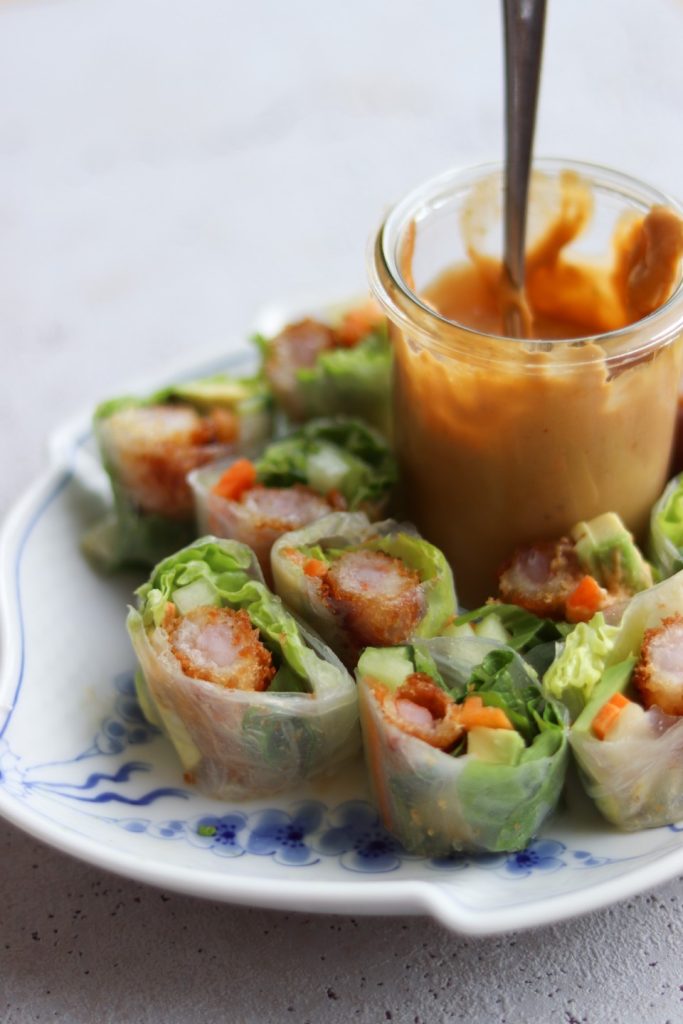 rispapirruller med peanutbutterdressing