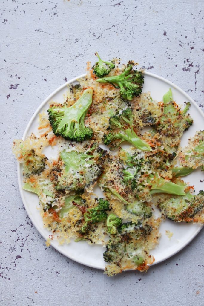 Sprøde broccolichips med ost