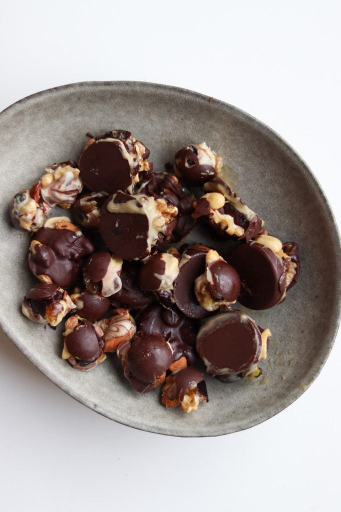 Chokoladebomber med nødder og dadler