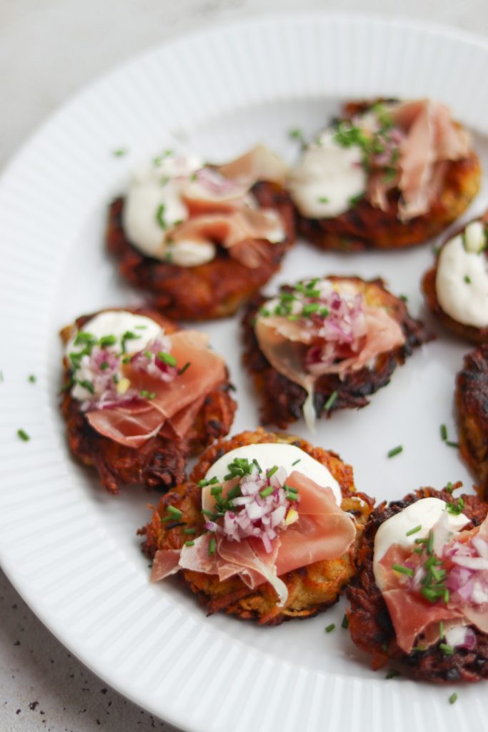 Latkes med serranoskinke