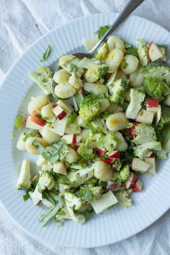Gnocchi salat med æble 