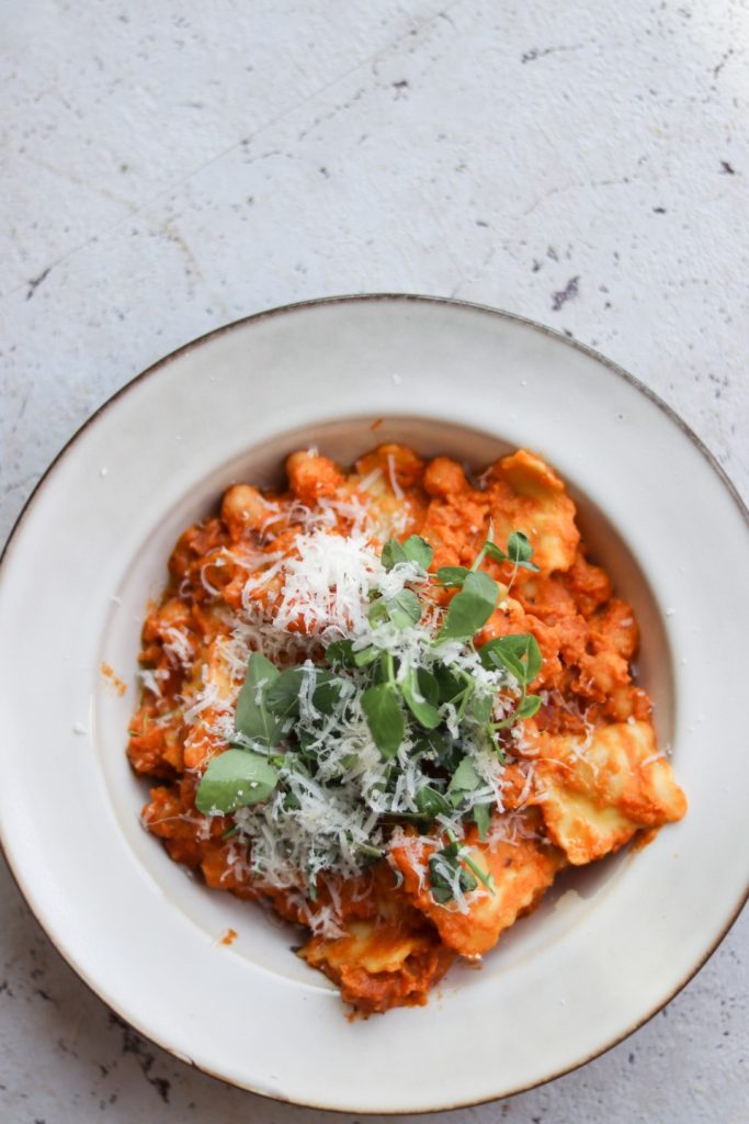 Ravioli med chorizo og peberfrugtsauce