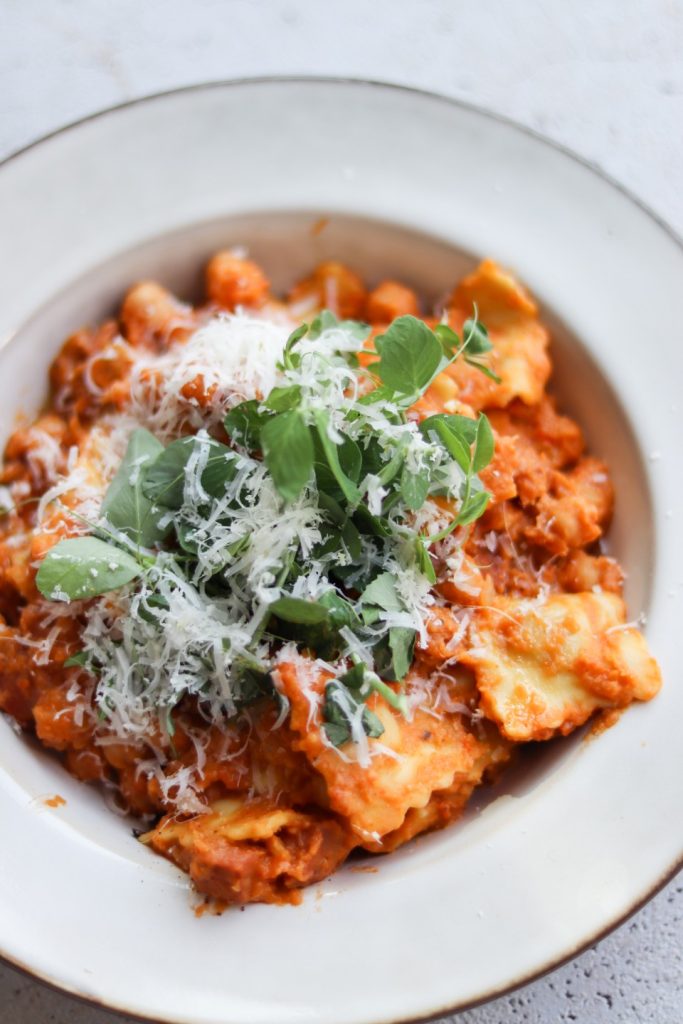 Ravioli med chorizo og peberfrugtsauce