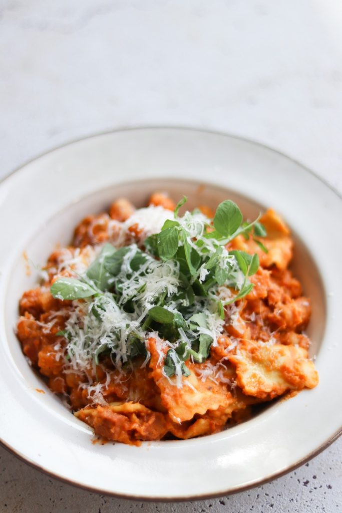 Ravioli med chorizo og peberfrugtsauce