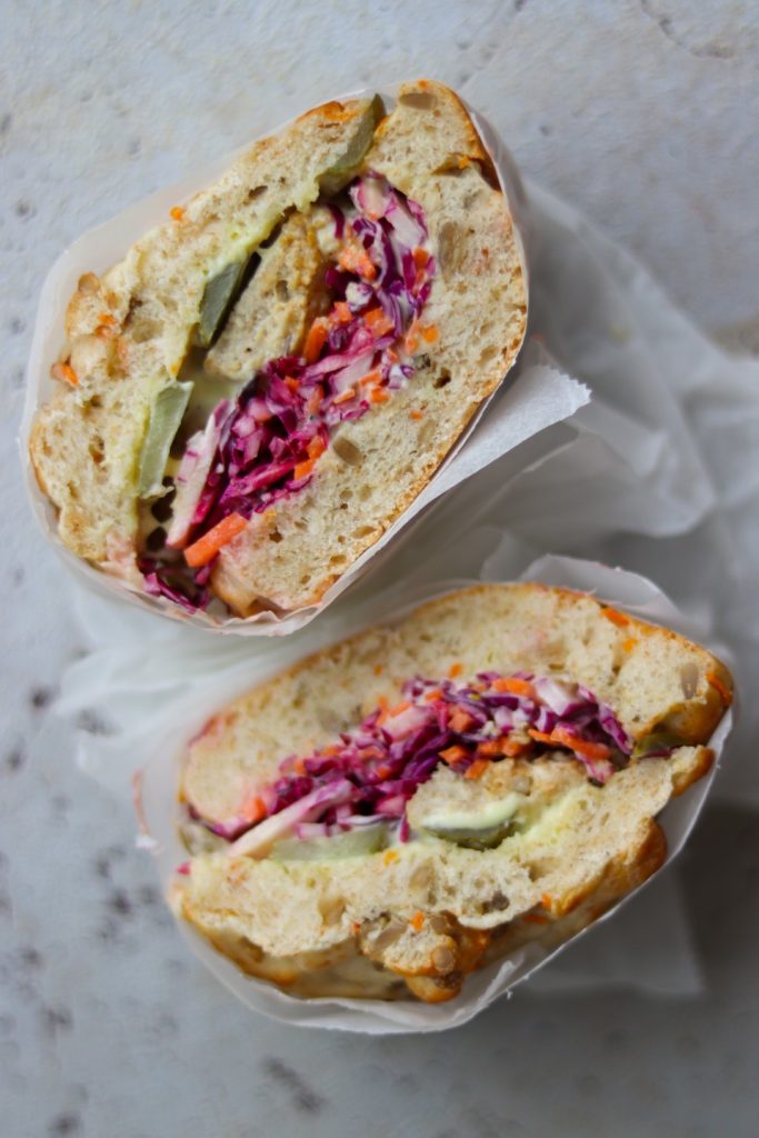 Frikadellesandwich med kålsalat og sennepsmayo