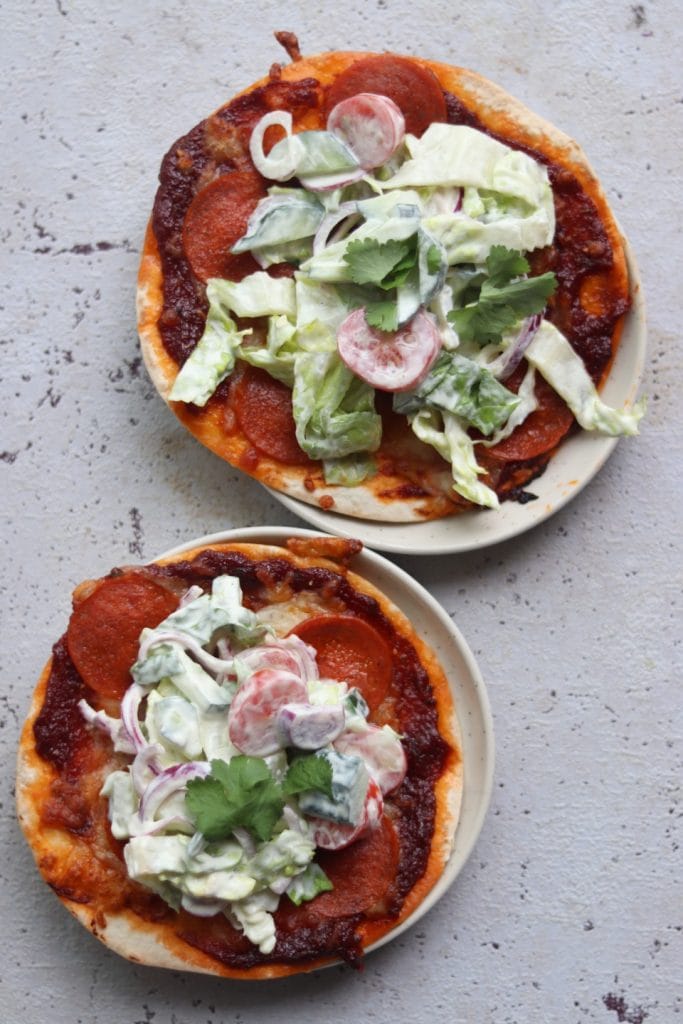 Tortillapizza med pepperoni og salat