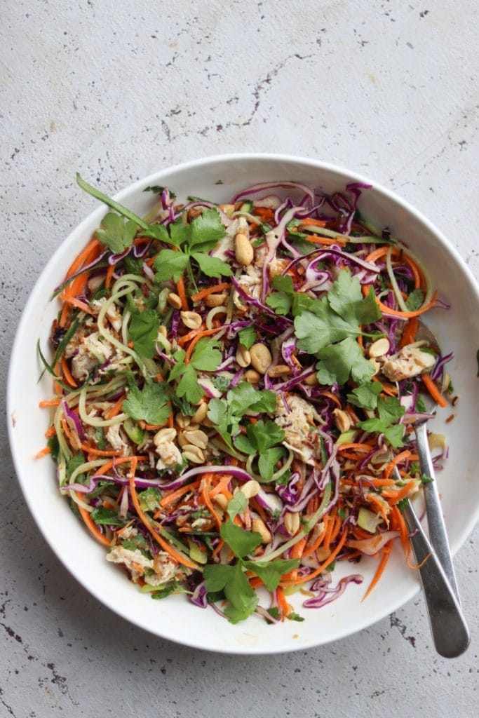 Salat med pulled chicken og crispy rice