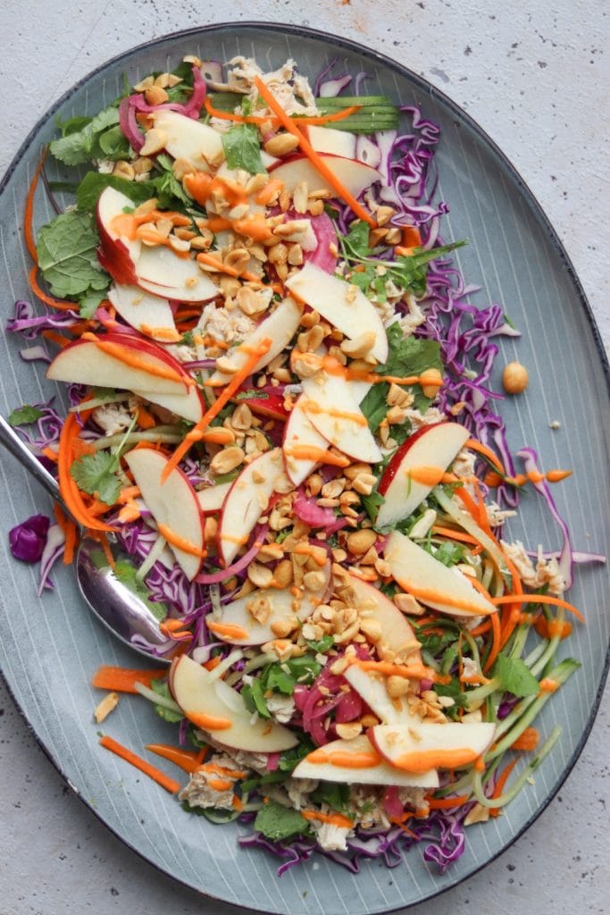 Spicy spidskålssalat med plukket kylling 