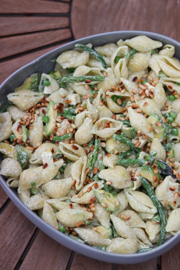 Pastasalat med creme fraiche dressing
