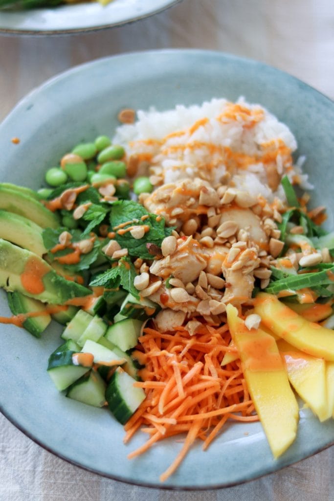 Rissalat med spicy kylling, chilimayo og urter