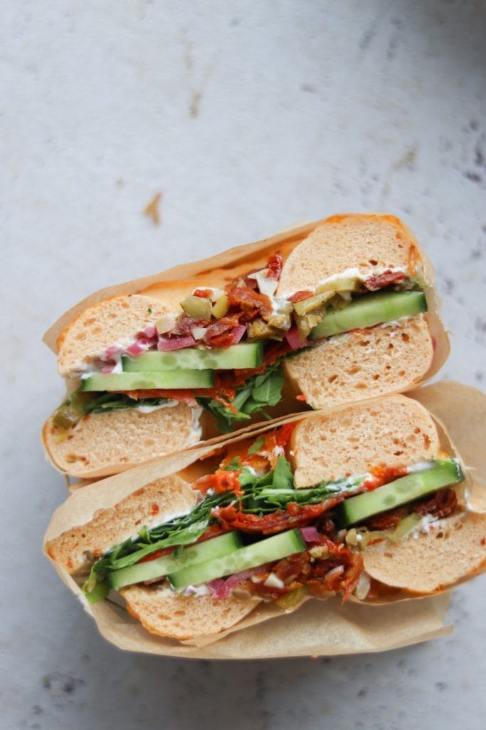 bagels med chorizo og oliventapenade