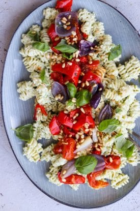 Pasta i avocadocreme med bagte grøntsager.