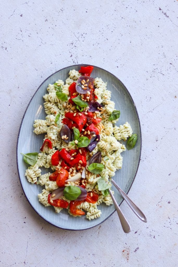 Pasta i avocadocreme med bagte grøntsager