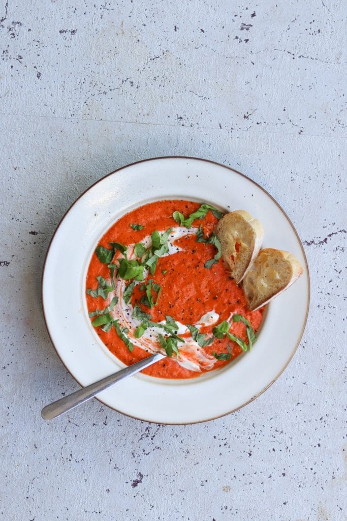 Tomatsuppe med bagte grøntsager