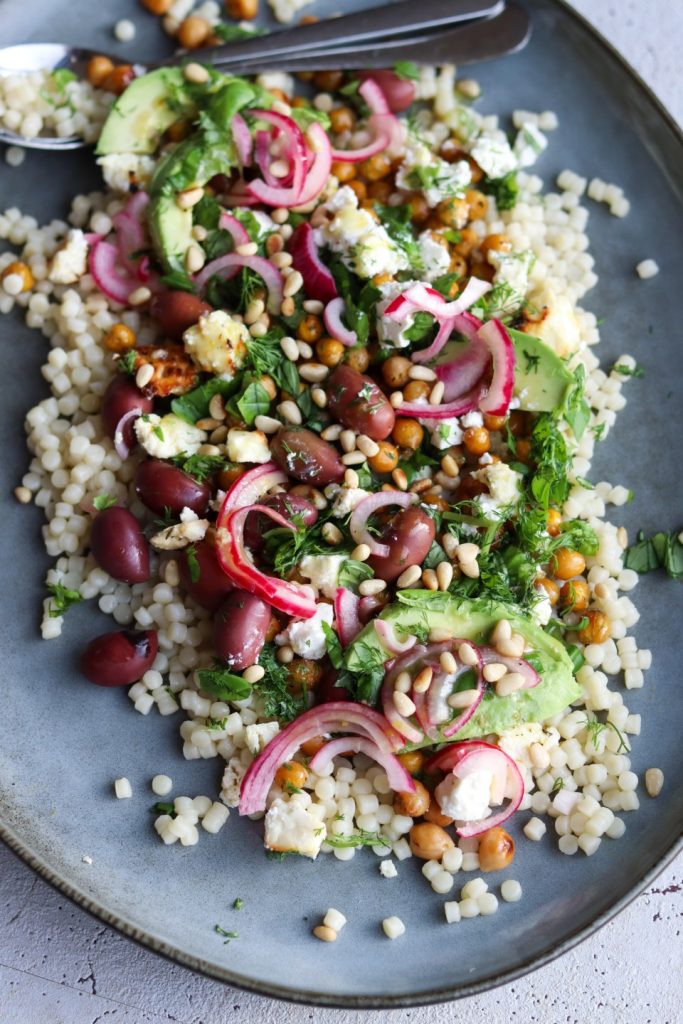 Salat med perlecouscous og syltede rødløg