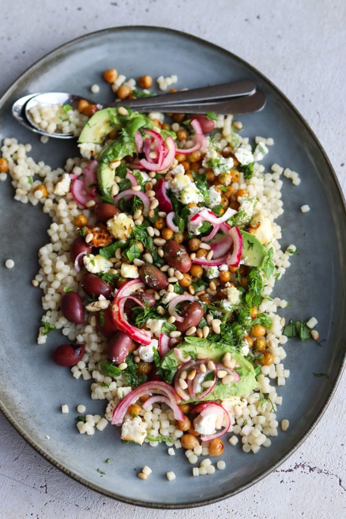 Salat med perlecouscous og syltede rødløg
