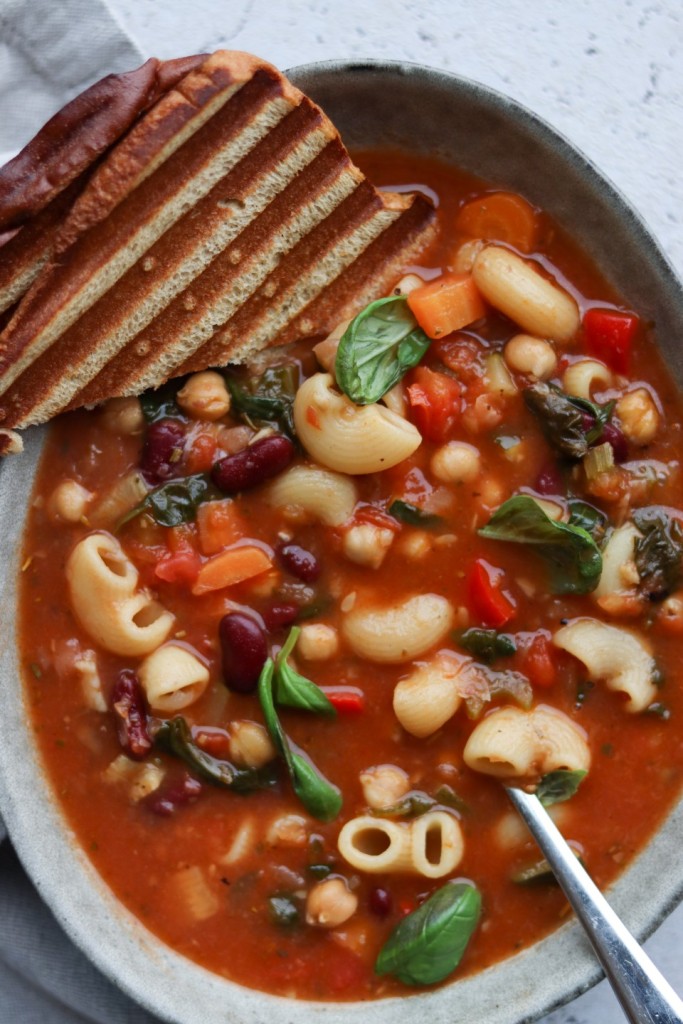 Minestronesuppe med pasta og bønner