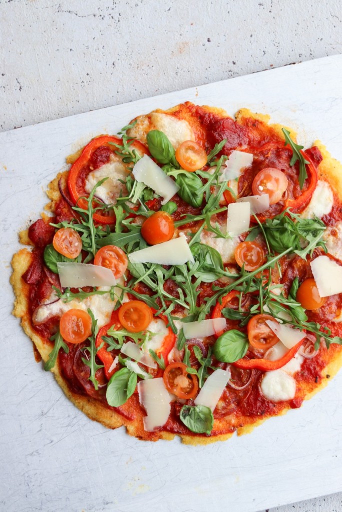 Polentapizza med chorizo, rucola, friske tomater og rucola
