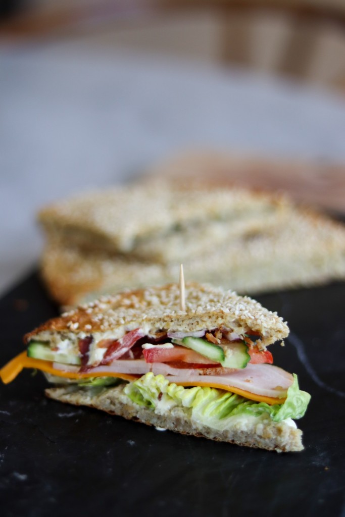 Kikærte blomkålsbrød som clubsandwich