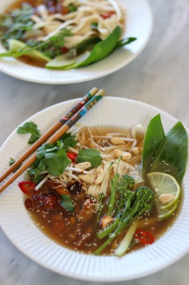 Pho med pork belly og grønt