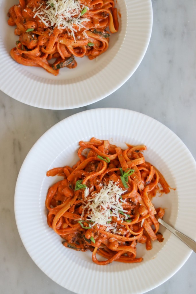 Cremet pasta med bælgfrugter