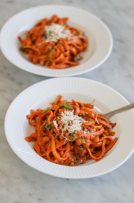Cremet pasta med bælgfrugter