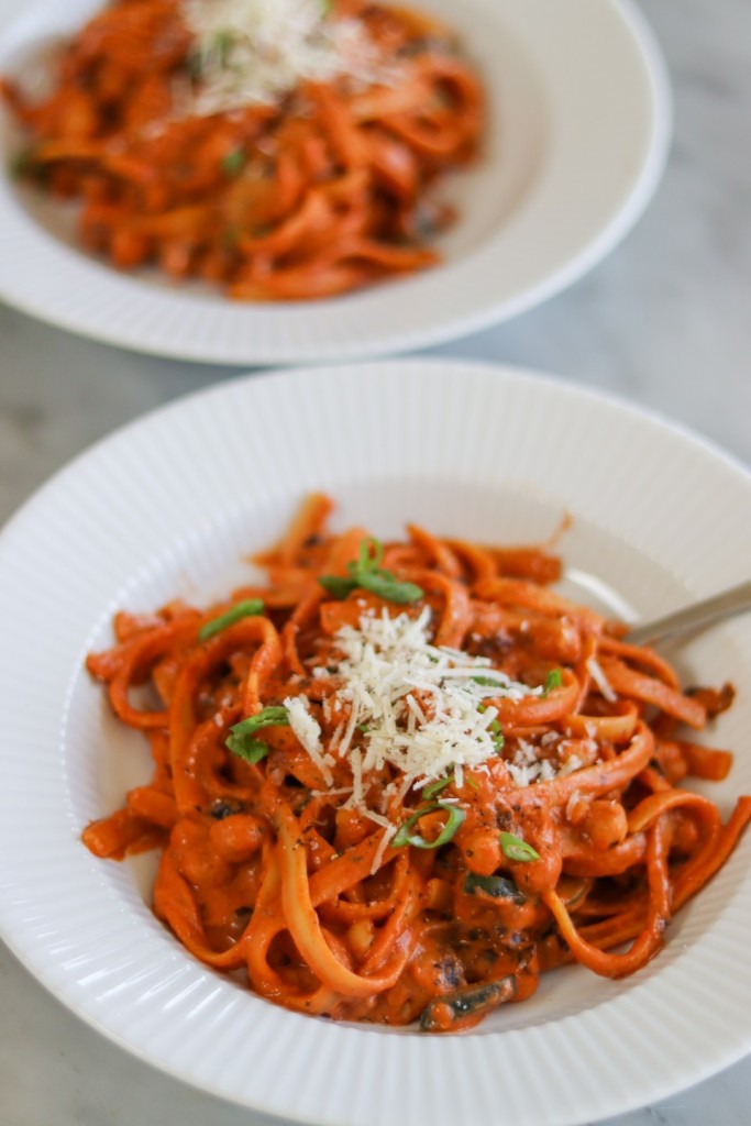 Cremet pasta med bælgfrugter
