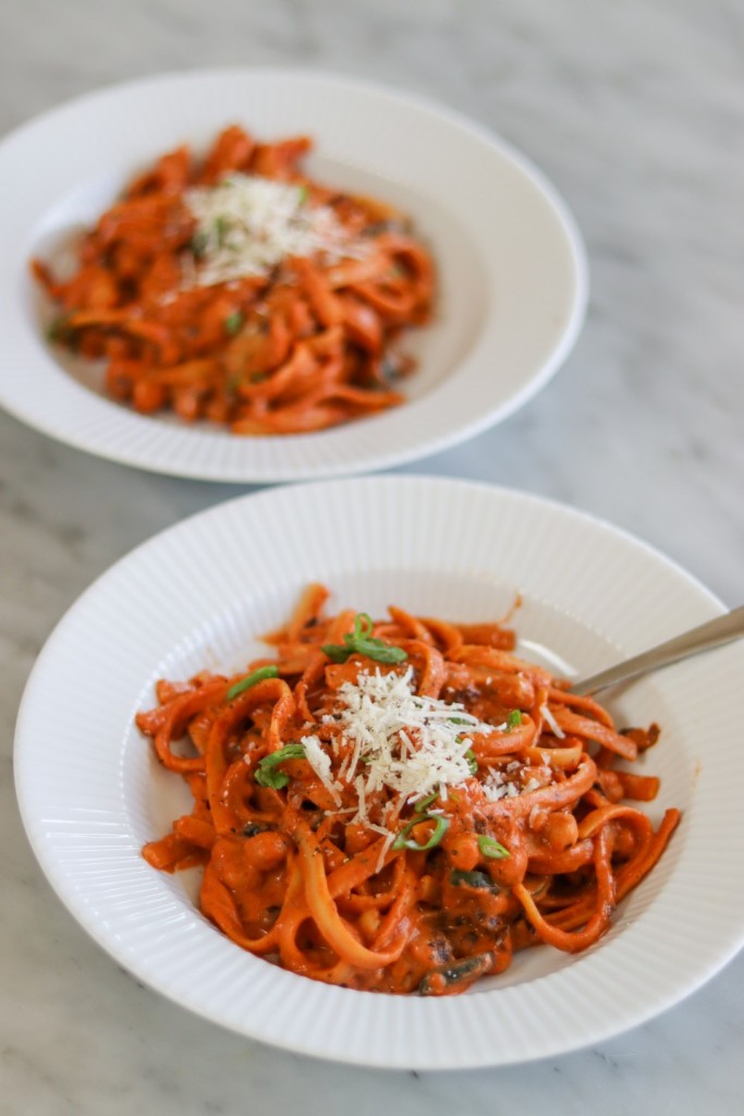 Cremet pasta med bælgfrugter