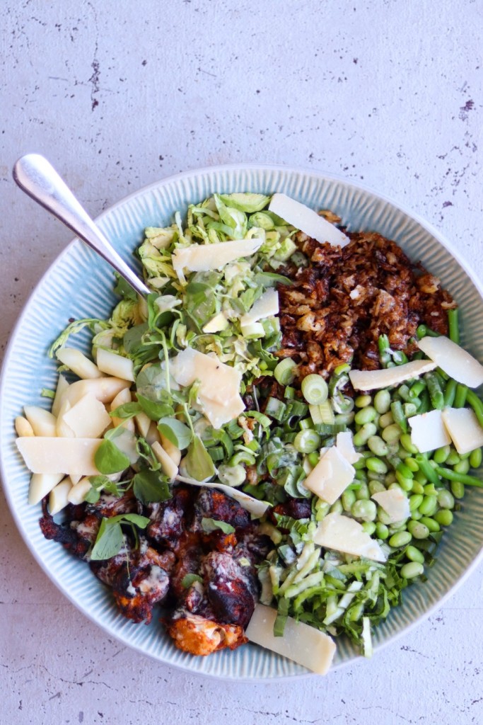 Salat med bbq blomkål og tahindressing