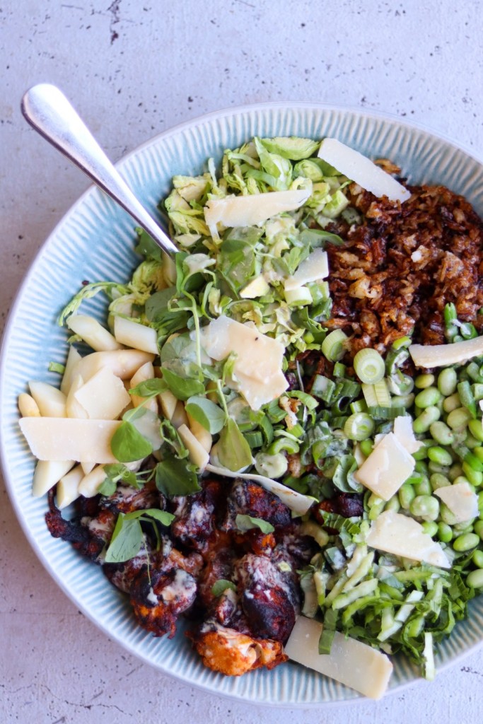 Salat med bbq blomkål og tahindressing